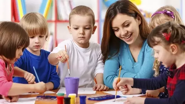 Do you want to become a kindergarten teacher? Preschool education courses might help you!