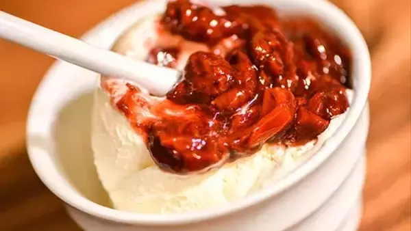 Crafting the Perfect Strawberry Balsamic Reduction