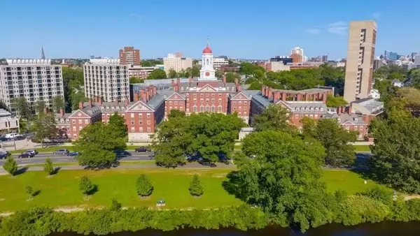Harvard University Significantly Reduces Bitcoin ETF Holdings, Completely Divests from Ethereum ETF