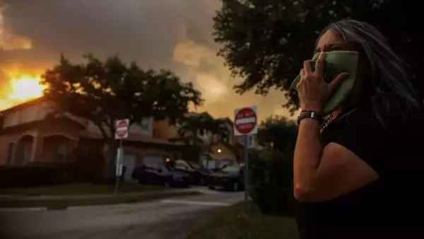 Massive Wildfire Engulfs Western Miami, Blanketing Residential Areas in Smoke