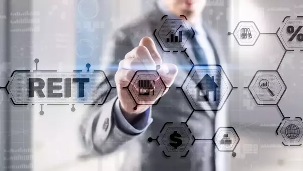 Realty Income's Valuation Amidst Rising Interest Rates: A Grahamian Perspective