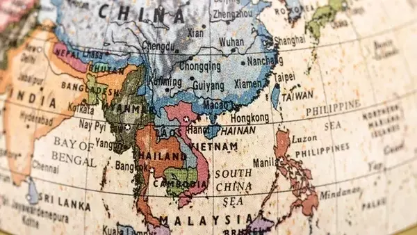 Diversifying Emerging Market Exposure: Why INDY Complements EEM's AI-Driven Surge