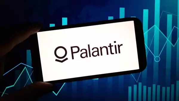 Palantir's Stock Underperforms Amidst European Contract Setbacks, Diverging from Software Peers