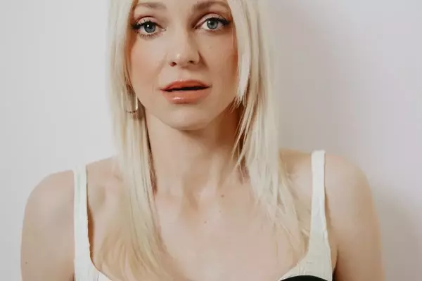Anna Faris Reflects on 'Scary Movie' Success and Hollywood Journey
